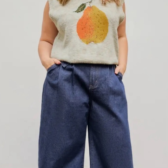 Cider Sleeveless Sweater with Pear Design - Picture 4 of 8